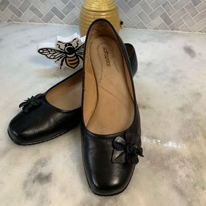 SOFT SPOTS Black leather low heels 11M